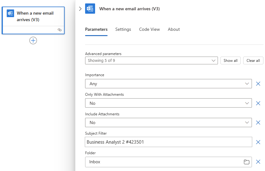 Ein Screenshot zeigt den Consumption Workflow und den Office 365 Outlook Trigger.
