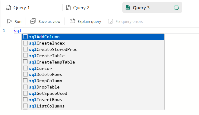 Screenshot des Fabric-Portalabfrage-Editors mit Codeausschnitten.