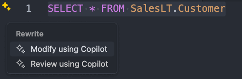 Visual Studio Code で GitHub Copilot を使用して SQL クエリを変更するためのスマート アクション アイコンを示すスクリーンショット。