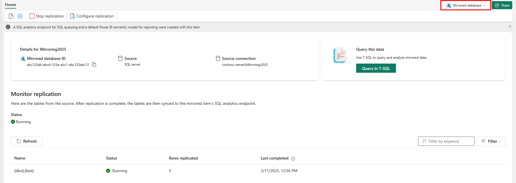 Schermafbeelding van de Fabric portal die de replicatiestatus van de monitor van de nieuwe gespiegelde SQL Server database toont.