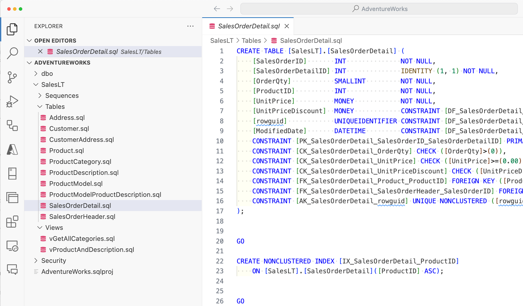 Skärmbild av VS Code med AdventureWorks SQL-projektet öppet och visar en tabell i redigeraren.